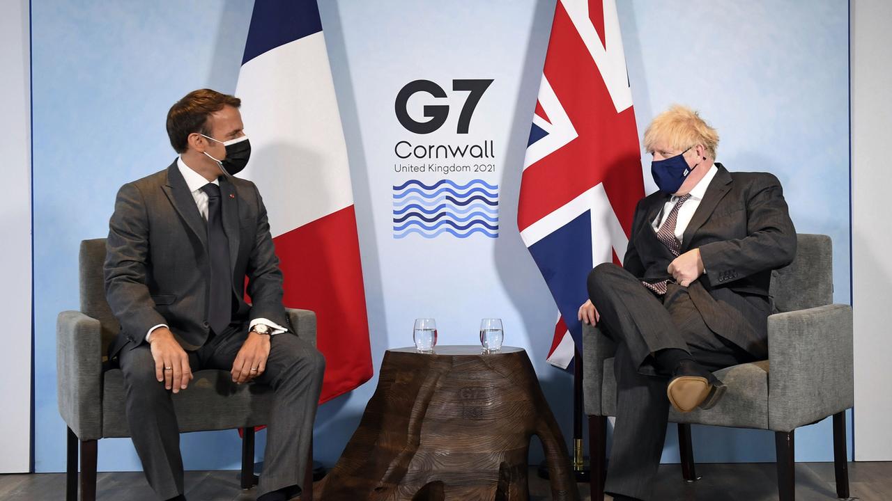 Emmanuel Macron et Boris Johnson ont eu un vif échange sur l'importation de saucisses en Irlande du Nord [Pool via AP - Stefan Rousseau]