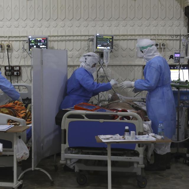 Des soignants s'occupent de patients atteints par le Covid dans un hôpital d'Idlib en Syrie. [AP Photo - Ghaith Alsayed]