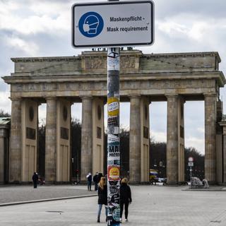Masque obligatoire sur la place de la Porte de Brandebourg à Berlin. [AFP - John Macdougall]