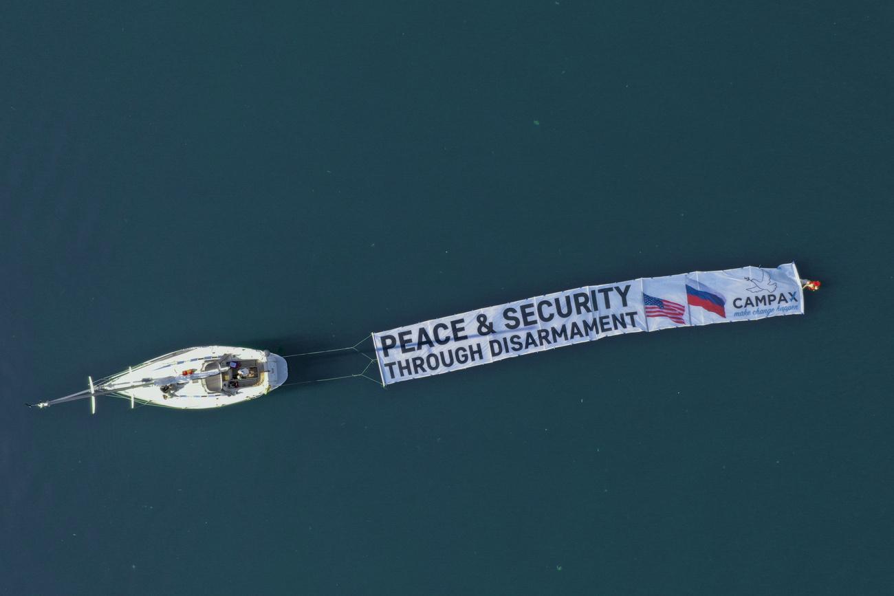 L'organisation Campax a placé une grande bannière contre l'armement sur le lac Léman. [AP - Campax]