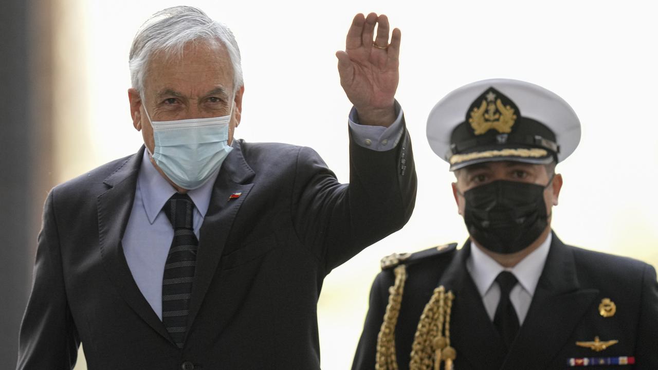 Le président chilien Sebastián Piñera (gauche) échappe à la destitution malgré les révélations des Pandora Papers. [AP Photo - Esteban Felix]