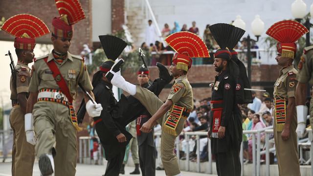 Des soldats s'affrontent lors d'une cérémonie militaire à la frontière de Wagah, entre l'Inde et le Pakistan, ici en 2011. [Keystone - Kevin Frayer]