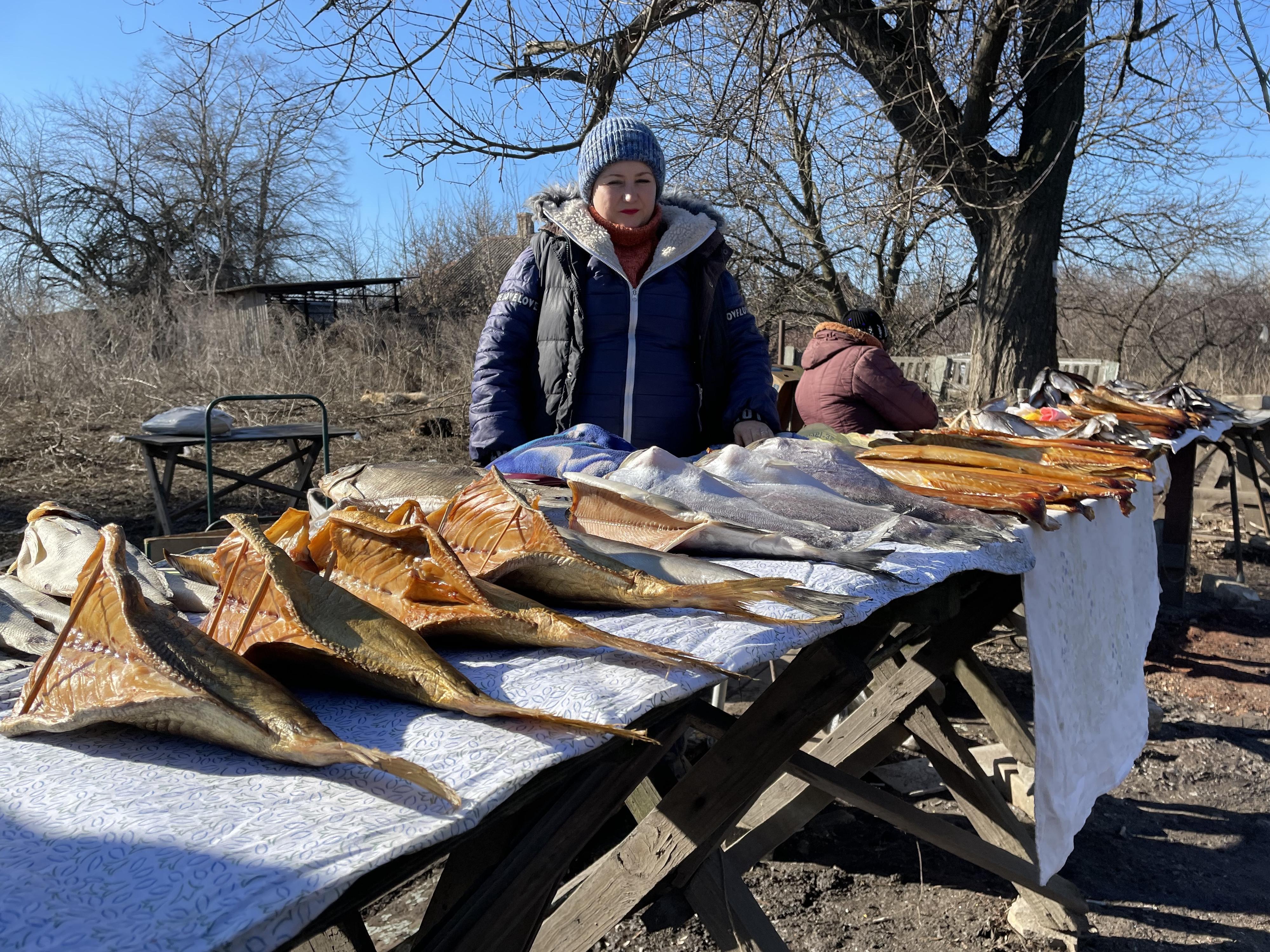 Un étalage de poisson au marché d'Avdiivka. Les habitants de cette régions de l'est de l'Ukraine tentent tant bien que mal de continuer à mener une vie normale. [RTS - Raphaël Grand]