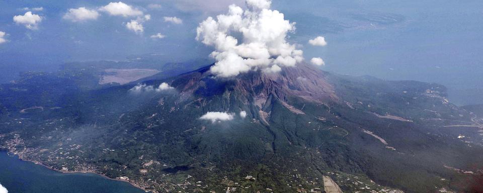 La fumée du volcan Sakurajima, qui a atteint 300 mètres de haut, était visible de loin [KEYSTONE]