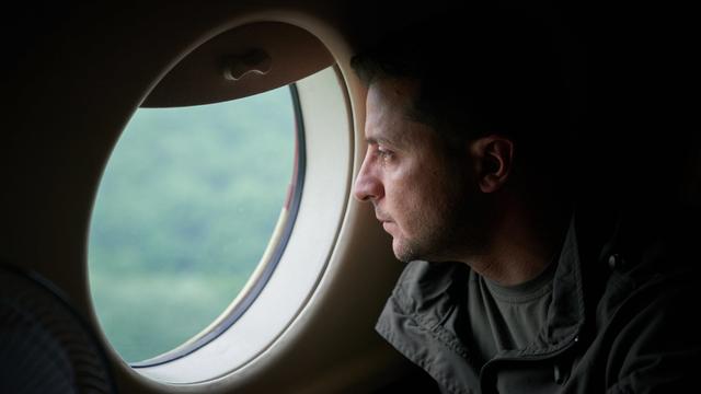 Volodymyr Zelensky dans un avion en juillet 2020. [EPA/UKRAINIAN PRESIDENTIAL PRESS/Keystone - UKRAINIAN PRESIDENTIAL PRESS]