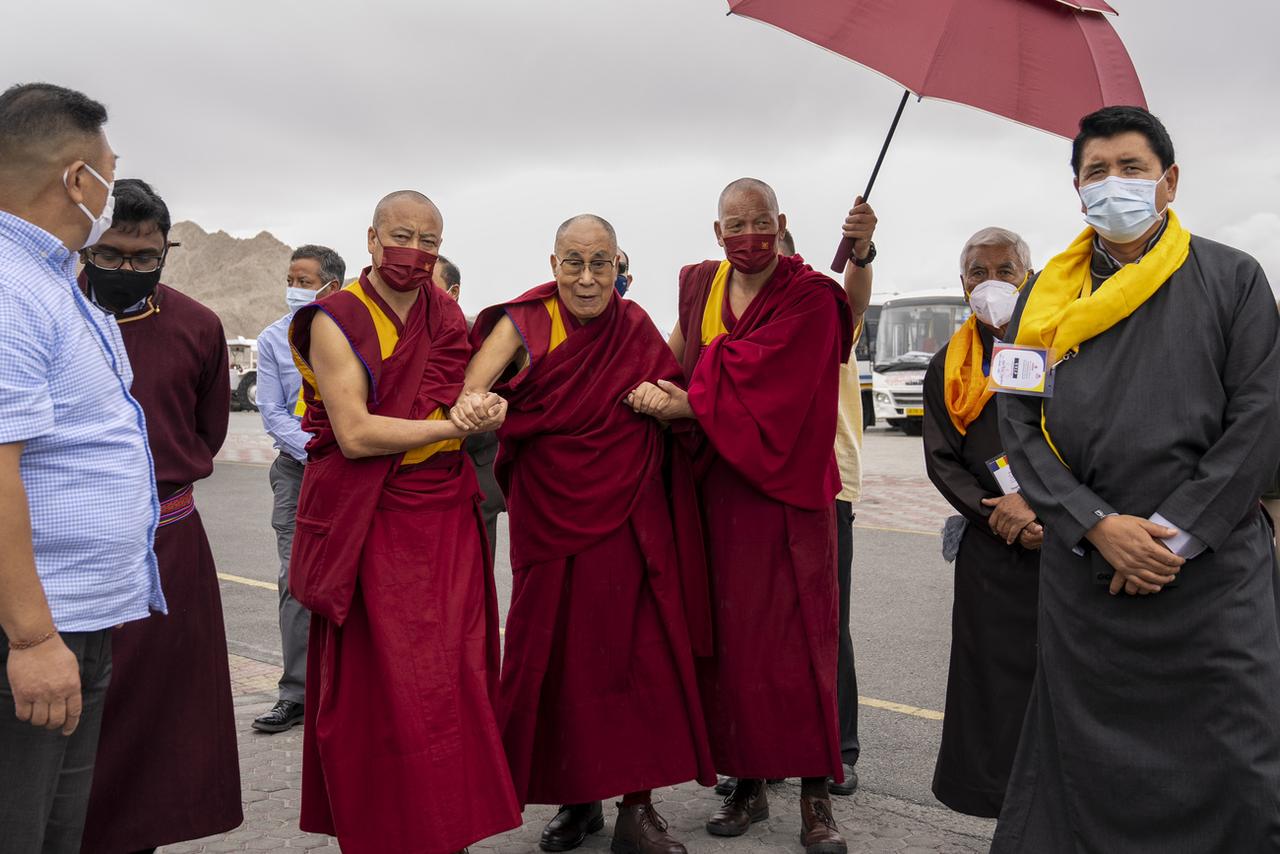 Le Dalaï Lama a son arrivée à Leh, le 15 juillet 2022. [KEYSTONE - TENZIN CHOEJOR]