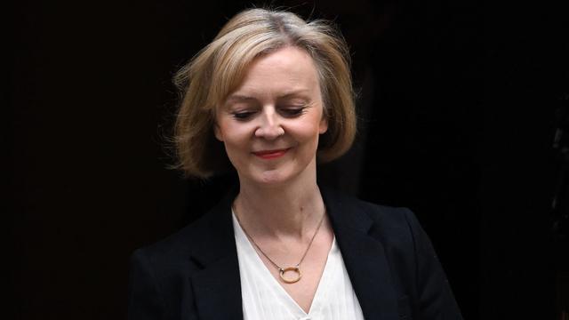 Liz Truss quitte le 10 Downing Street pour se rendre à la séance des questions au Parlement [AFP - BEN STANSALL]