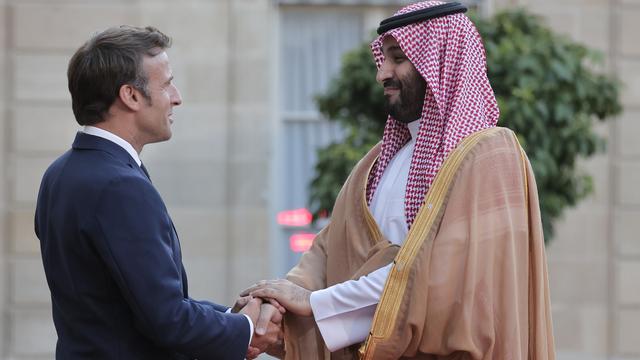 Emmanuel Macron a accueilli jeudi soir d'une longue poignée de main le prince saoudien ben Salmane.