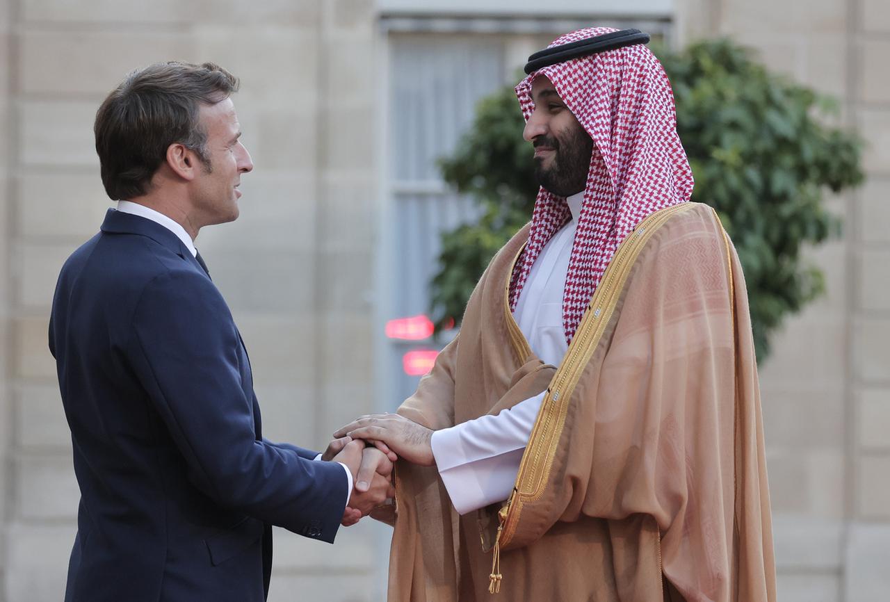 Emmanuel Macron a accueilli jeudi soir d'une longue poignée de main le prince saoudien ben Salmane.