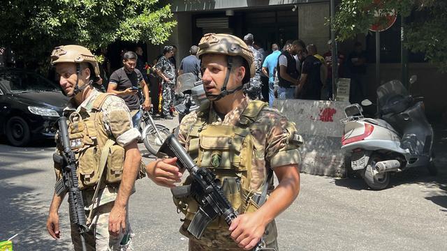 Les forces de l'ordre et des Libanais rassemblés devant une banque à Beyrouth où se tient une prise d'otage [KEYSTONE - HUSSEIN MALLA]