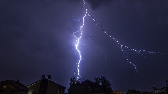 De violent orages ont parcouru la Suisse et la France dans la nuit de samedi à dimanche. [Image d'illustration] [EPA - Georgi Licovski]