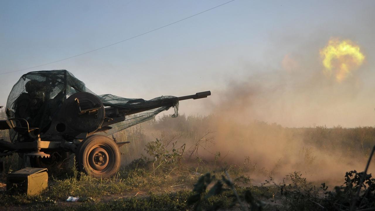 Un char d'un bataillon pro-ukrainien tirant des séparatistes pro-russses à Ilovaysk dans le Donbass. [Image d'illustration] [EPA - Ivan Bobersky]