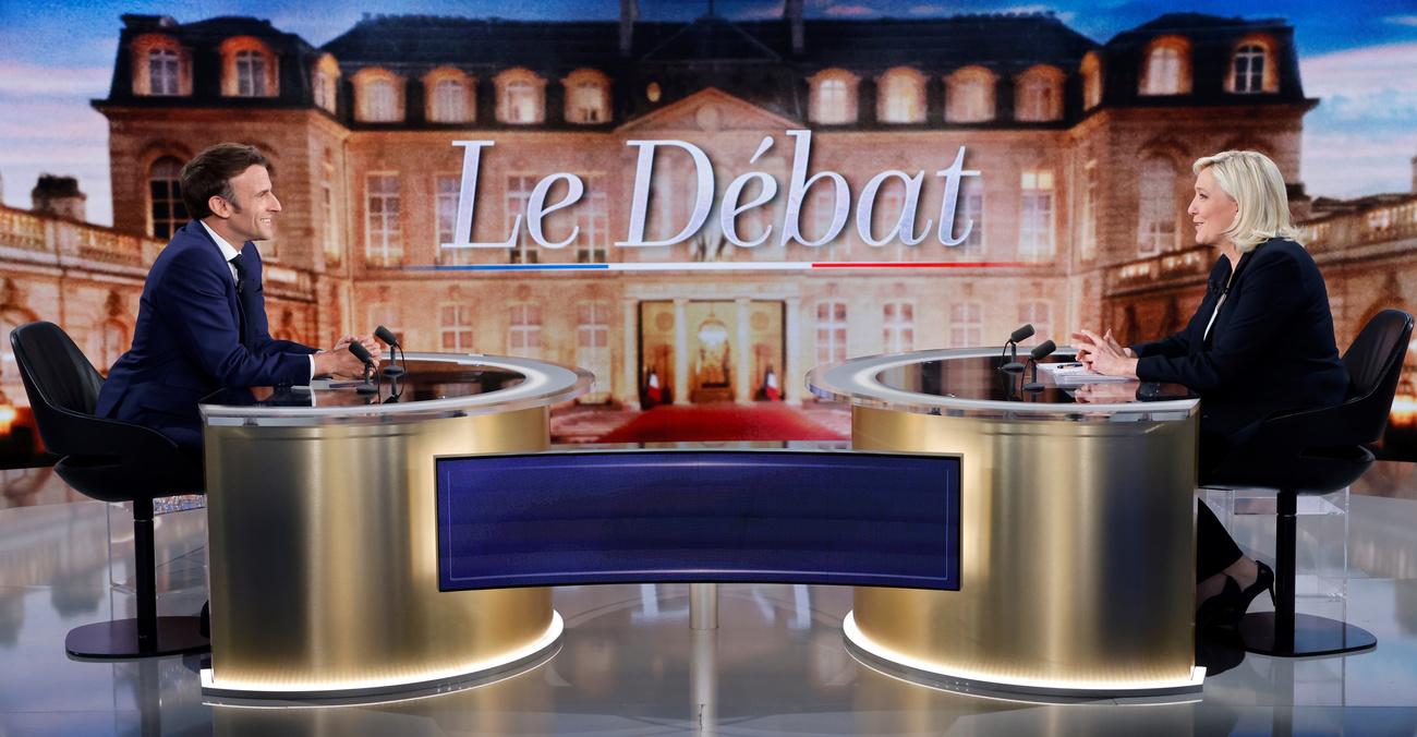 Emmanuel Macron et Marine Le Pen ont entamé mercredi soir le débat présidentiel de l'entre-deux tours. [Pool via AP - Ludovic Marin]