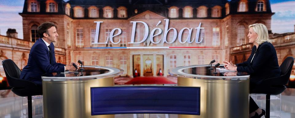 Emmanuel Macron et Marine Le Pen ont entamé mercredi soir le débat présidentiel de l'entre-deux tours. [Pool via AP - Ludovic Marin]