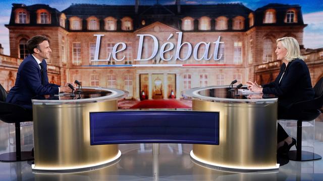 Emmanuel Macron et Marine Le Pen ont entamé mercredi soir le débat présidentiel de l'entre-deux tours. [Pool via AP - Ludovic Marin]