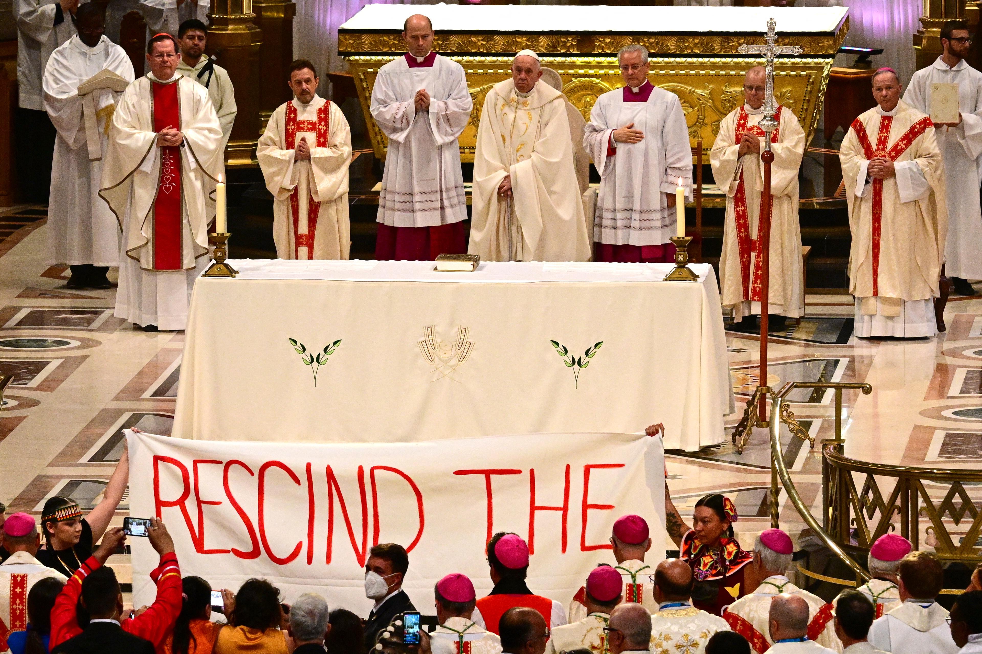 La banderole déployée devant le pape François peu avant le début de la messe de réconciliation, à Sainte-Anne de Beaupré. [AFP - VINCENZO PINTO]