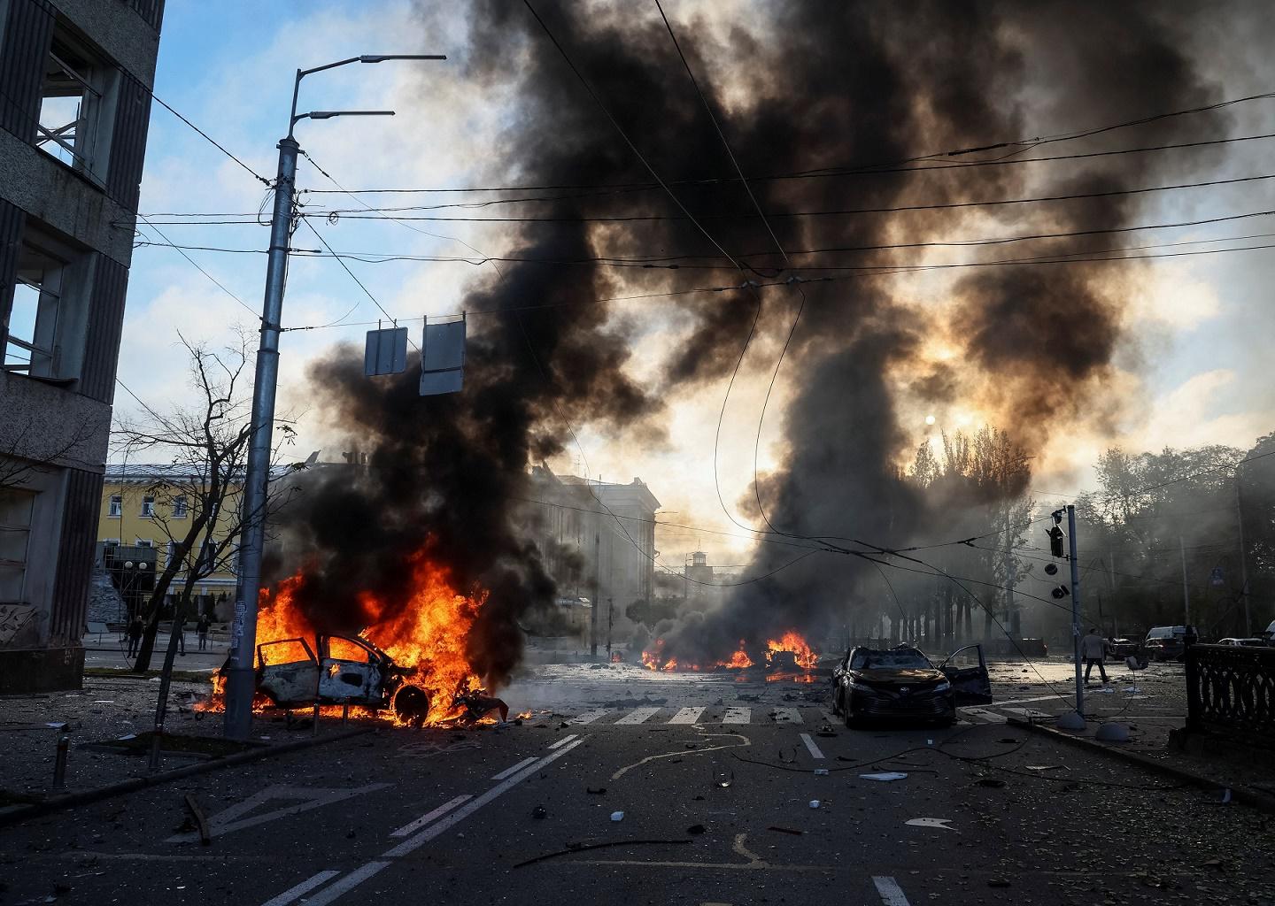 Des voitures brûlent à Kiev après une frappe le lundi 10 octobre 2022. [Reuters - Gleb Garanich]