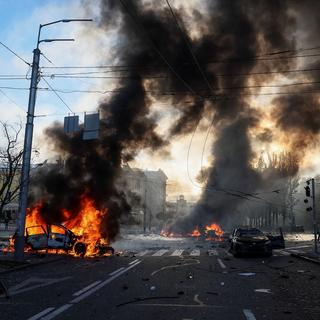 Des voitures brûlent à Kiev après une frappe le lundi 10 octobre 2022. [Reuters - Gleb Garanich]