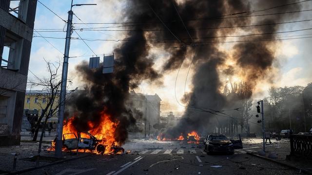 Des voitures brûlent à Kiev après une frappe le lundi 10 octobre 2022. [Reuters - Gleb Garanich]