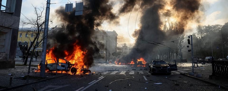 Des voitures brûlent à Kiev après une frappe le lundi 10 octobre 2022. [Reuters - Gleb Garanich]