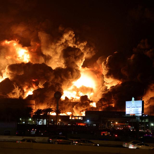 Un gigantesque incendie proche du circuit de Formule 1 à Jeddah en Arabie saoudite a été provoqué par une attaque des Houthis. [Reuters/Stringer]