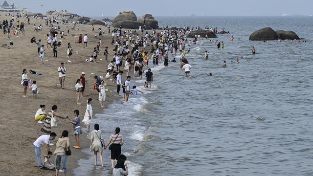 Des Chinois se baignent à Xiamen, au sud de la Chine, alors qu'une vague de chaleur s'abat sur le pays [JADE GAO / AFP]