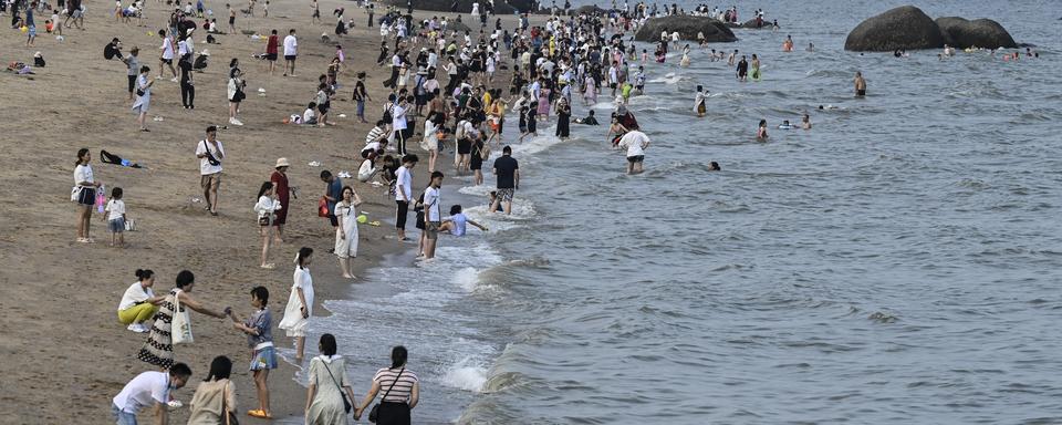 Des Chinois se baignent à Xiamen, au sud de la Chine, alors qu'une vague de chaleur s'abat sur le pays [JADE GAO / AFP]