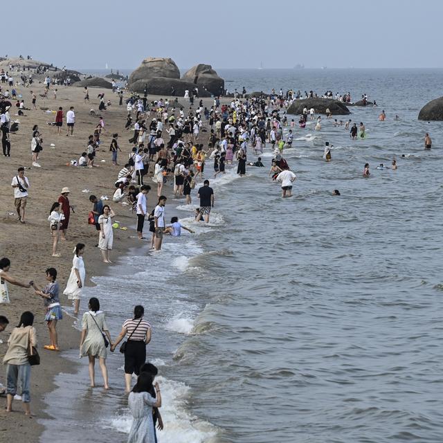 Des Chinois se baignent à Xiamen, au sud de la Chine, alors qu'une vague de chaleur s'abat sur le pays [JADE GAO / AFP]