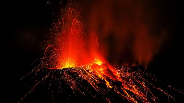 De la lave jaillit du Stromboli, en Italie, un volcan actif au moins depuis 2000 ans [AFP - ROBERT FRANCIS / ROBERT HARDING]