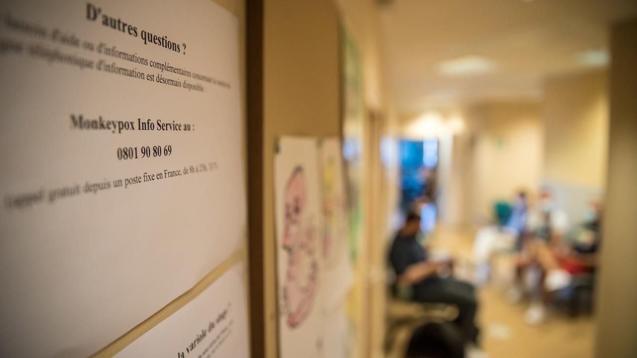 Dans un centre de vaccination en France, des personnes attendent de se faire vacciner contre la variole du singe. [EPA - Christophe Petit Tesson]