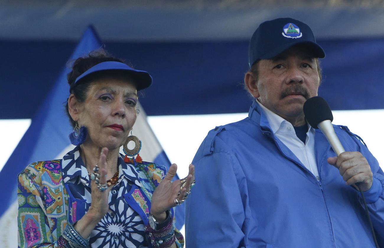 Sur cette photo du 5 septembre 2018, le président du Nicaragua Daniel Ortega et son épouse et vice-présidente Rosario Murillo dirigent un rassemblement à Managua, au Nicaragua. [KEYSTONE - ALFREDO ZUNIGA]