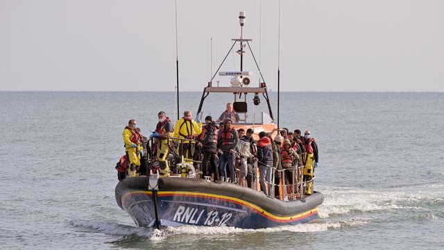 Un bateau secourant des migrants dans la Manche au large de l'Angleterre. [EPA - Stuart Brock]