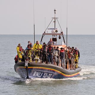 Un bateau secourant des migrants dans la Manche au large de l'Angleterre. [EPA - Stuart Brock]
