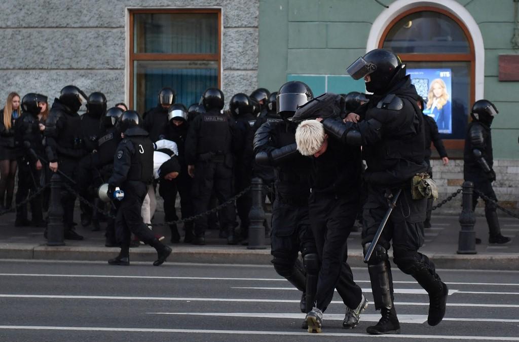 Des policiers détiennent un homme à Saint-Pétersbourg, le 24 septembre 2022, suite aux appels à protester contre la mobilisation partielle annoncée par le président russe. [AFP - -]