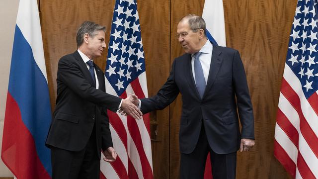 Antony Blinken (gauche) et Sergueï Lavrov à Genève pour apaiser un climat de Guerre froide. [AP Photo - Alex Brandon]