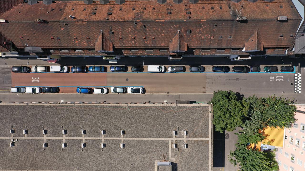 La Roggenstrasse à Zurich été divisée en trois parties de couleurs différentes pour tester l'impact sur la chaleur des revêtements clairs. [Stadt Zürich - Albi Massalongo]