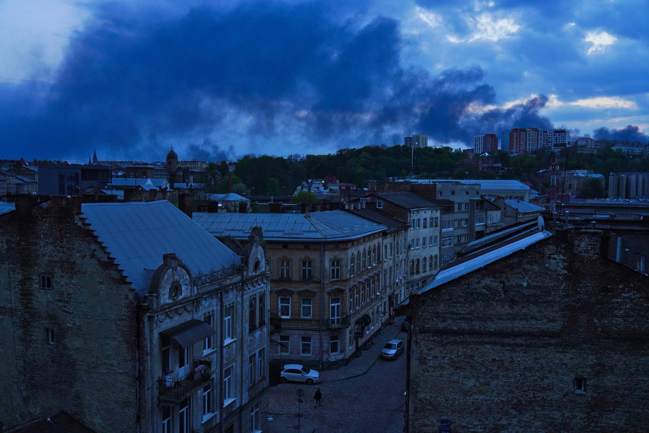 De la fumée s'échappe dans le ciel de Lviv après une frappe d'un missile russe. [AP Photo - Jon Gambrell]