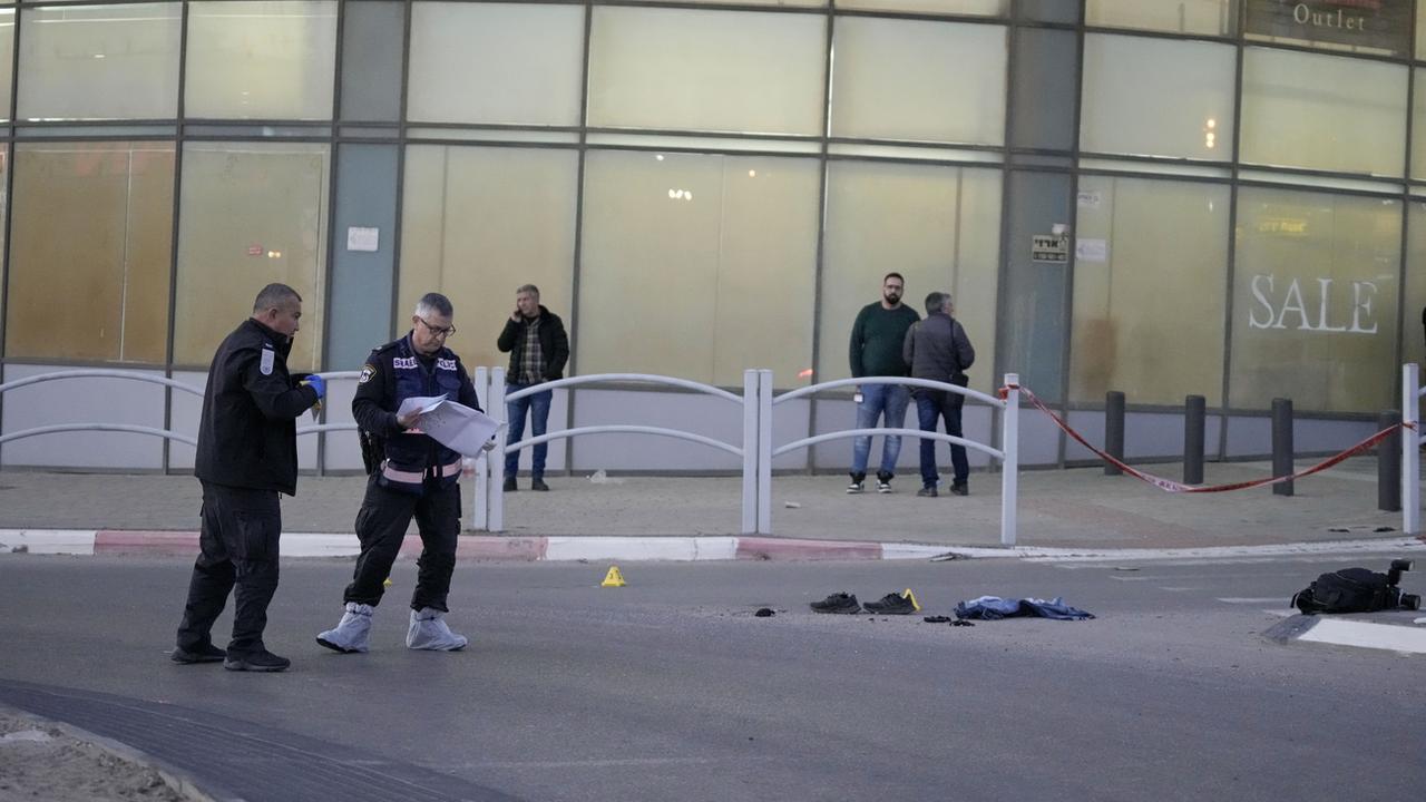 Une attaque au couteau et à la voiture bélier en Israël fait quatre morts. [AP Photo - Tsafrir Abayov]