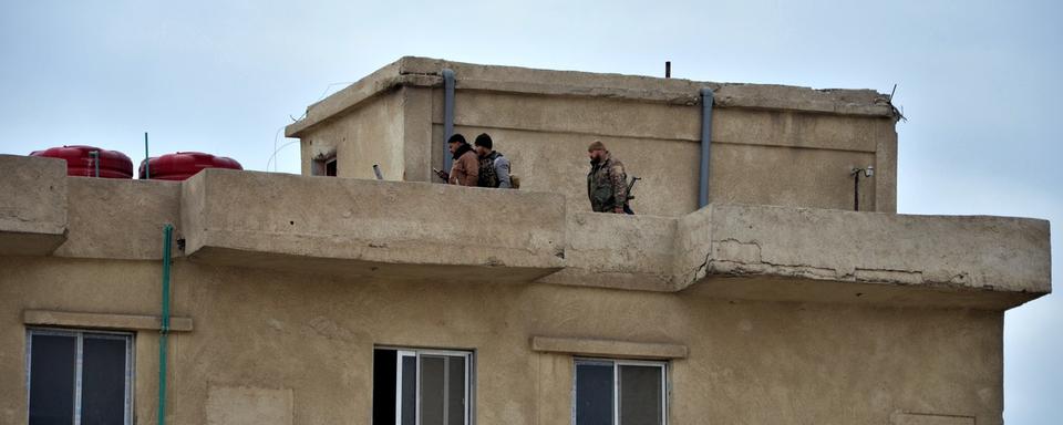 Des membres des forces kurdes prennent position lors des combats pour la reprise de la prison d'Hassaké en Syrie. [Ahmed Mardnli]