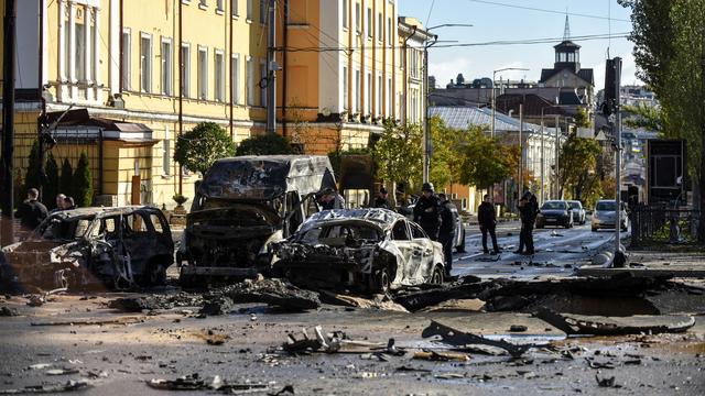 Des voitures calcinées après une frappe russe à Kiev. [EPA - Oleg Petrasyuk]