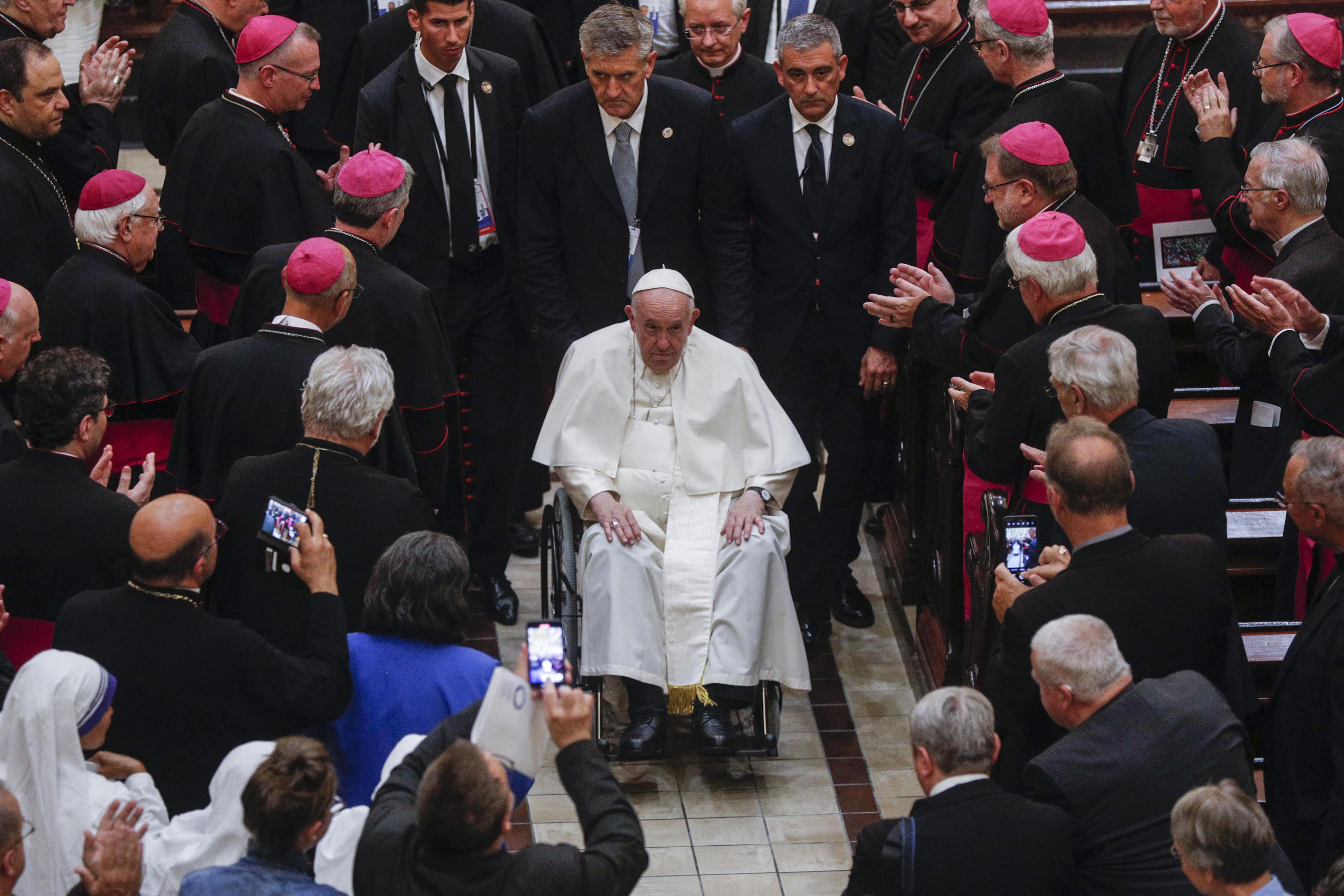 Le pape François en chaise roulante, quittant la Basilique-Cathédrale Notre-Dame de Québec, jeudi après-midi. [AFP - LARS HAGBERG]