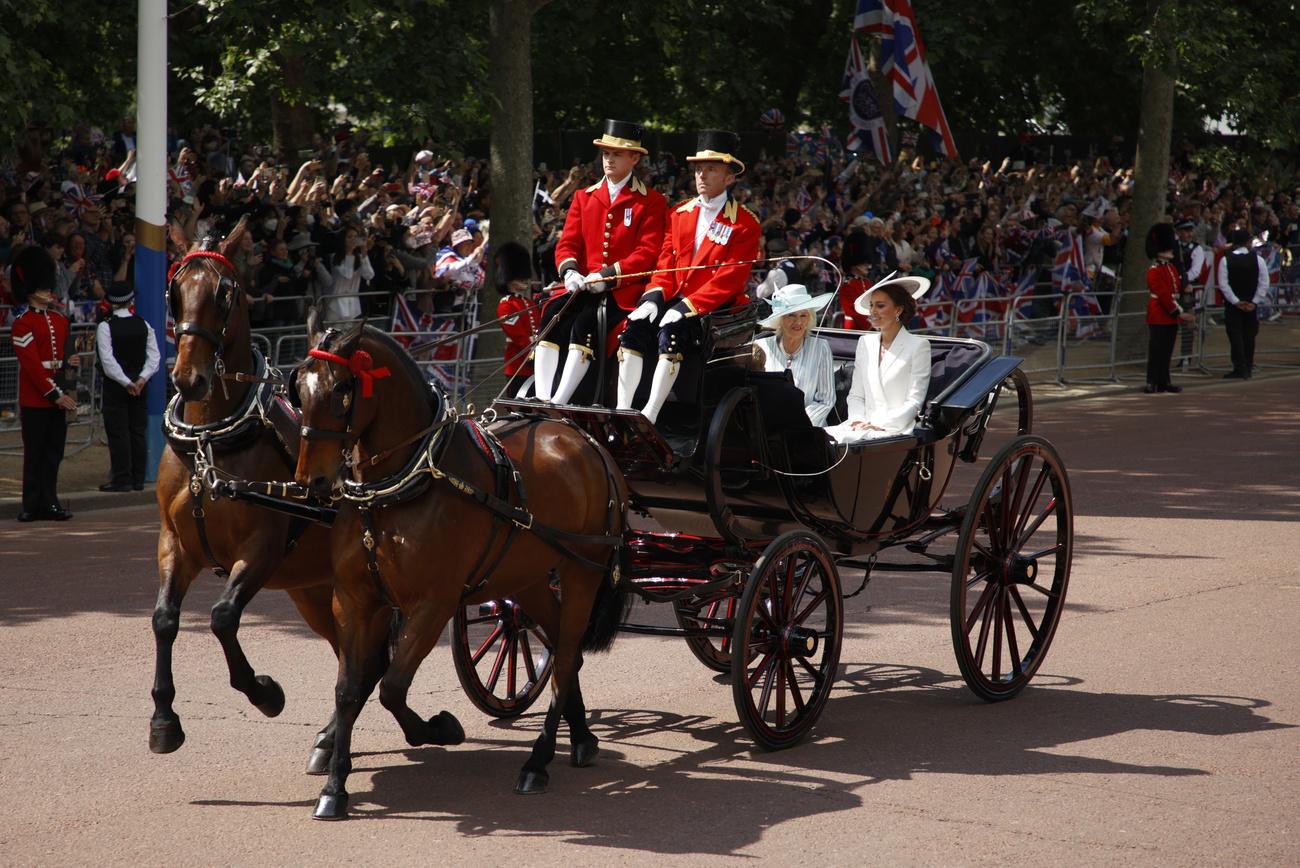Camilla, duchesse de Cornwall, et Kate, duchesse de Cambridge, arrivent à la parade militaire. [KEYSTONE - DAVID CLIFF]