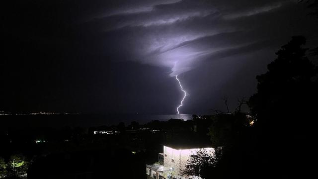 Foudre observée depuis Renens (VD) dans la nuit de samedi à dimanche. [MétéoSuisse]