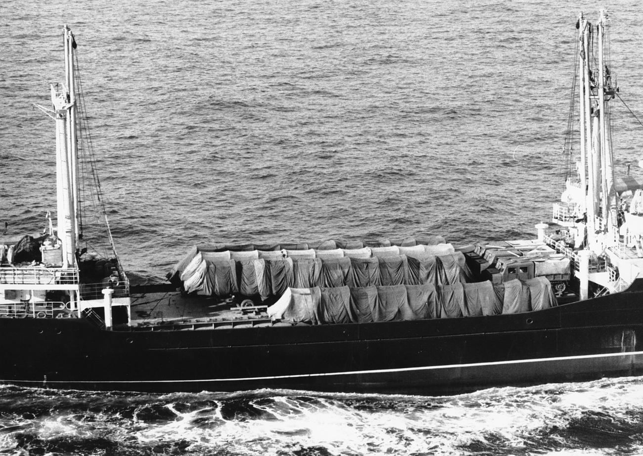 Le cargo soviétique Bonronec navigue vers l'est en s'éloignant de La Havane le 9 novembre 1962. La photo montre un gros plan d'objets cylindriques enveloppés sur le pont arrière, qui semblent être des lanceurs de missiles mobiles. [AP PHOTO - BOB SCHUTZ]