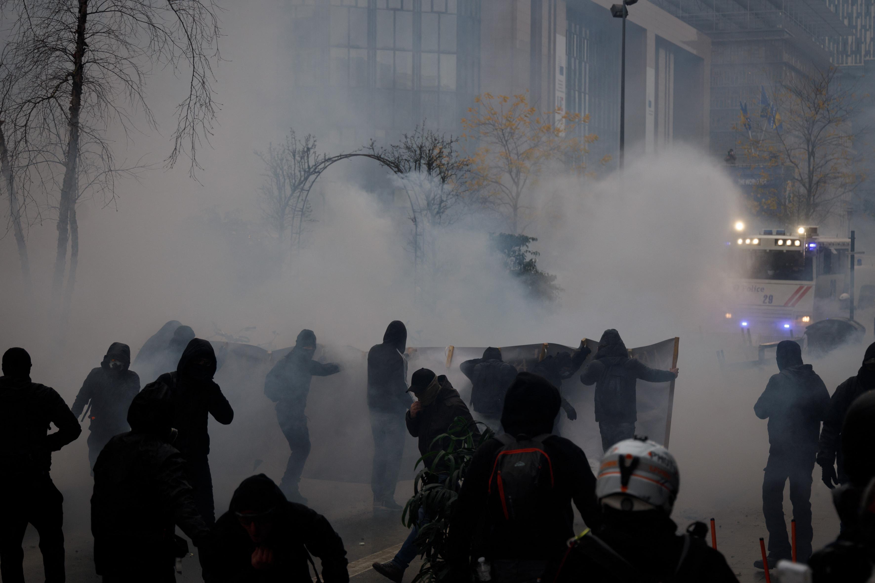 Heurts à Bruxelles entre la police et des manifestants opposés aux restrictions sanitaires, le 23 janvier 2022. [AFP - Hans Lucas]