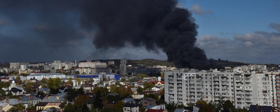 De la fumée s'échappe par dessus la ville de Lviv après des frappes russes. [Reuters - Pavlo Palamarchuk]