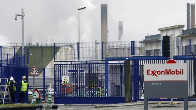 Des grévistes ont été réquisitionnés par le gouvernement pour débloquer des stocks de carburant en France. [AP Photo - Jacques Brinon]