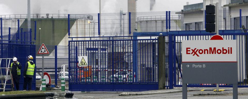 Des grévistes ont été réquisitionnés par le gouvernement pour débloquer des stocks de carburant en France. [AP Photo - Jacques Brinon]