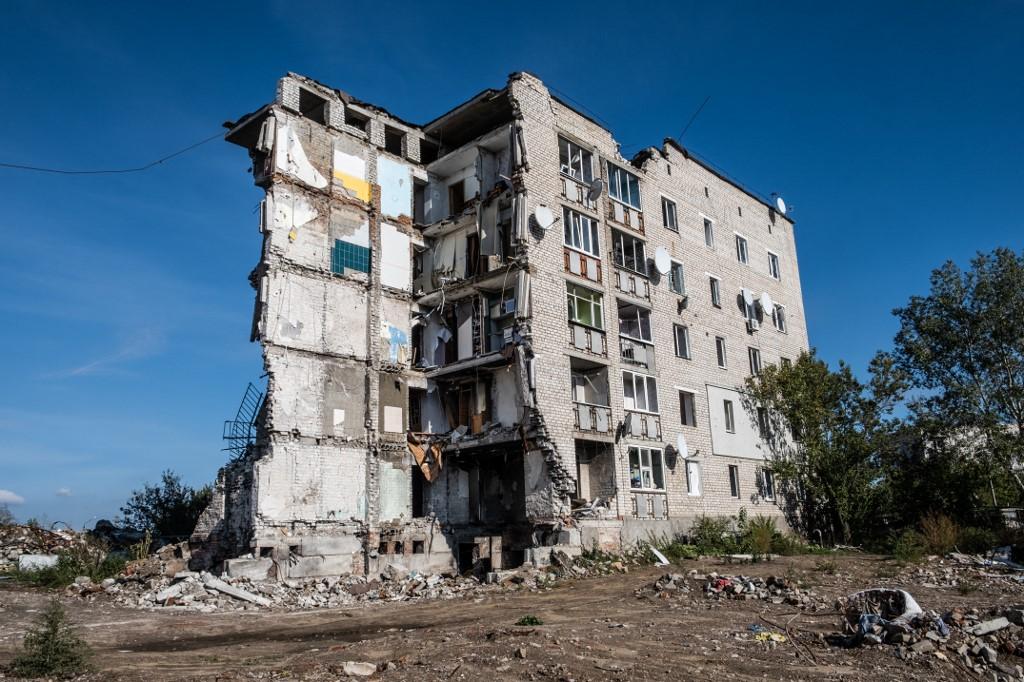 Un immeuble résidentiel d'Izioum où 47 personnes ont été tuées lors d'une frappe aérienne russe en mars. [AFP - VIRGINIE NGUYEN HONG/HANS LUCAS]