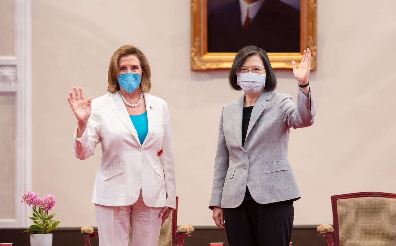 La présidente de la Chambre des représentants Nancy Pelosi (droite) avec la présidente de Taïwan Tsai Ing-wen. [EPA - Taiwan Presidential office]